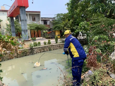 DLH Kota Bekasi Periksa Pengelolaan Limbah Restoran, Ambil Sampel Air Sungai