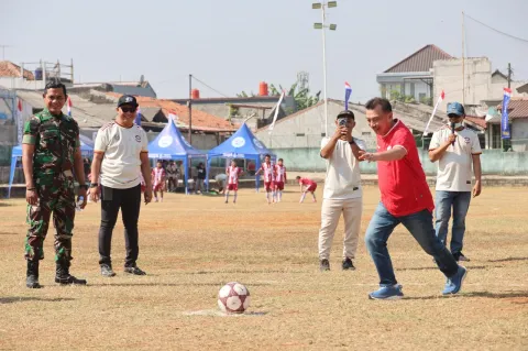 Wawali Harris Bobihoe Buka Turnamen Sepak Bola Antarwarga di Pekayon Hari Ini