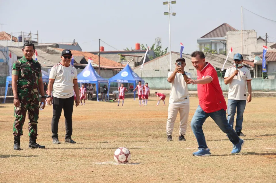 Wawali Harris Bobihoe Buka Turnamen Sepak Bola Antarwarga di Pekayon Hari Ini