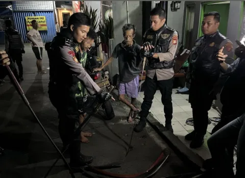 Patroli Presisi Polda Metro Jaya Gagalkan Tawuran di Jaktim, 4 Pemuda dan 12 Sajam Diamankan