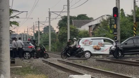Terbaru Tri Adhianto Tertibkan Perlintasan Ampera Bulak Kapal, Larang Akamsi Jaga Palang Kereta Api