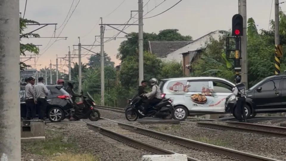 Terbaru Tri Adhianto Tertibkan Perlintasan Ampera Bulak Kapal, Larang Akamsi Jaga Palang Kereta Api