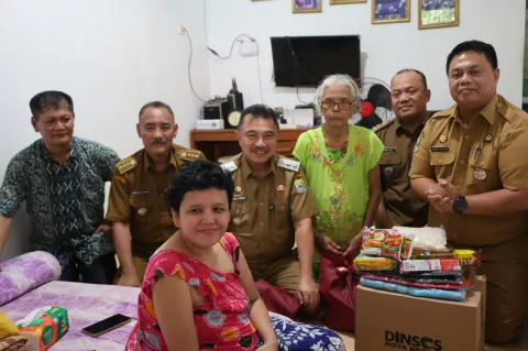 Wawali Harris Bobihoe Tinjau Langsung Penerima Bantuan Kesehatan, Pastikan Layanan Setara untuk Warga Bekasi