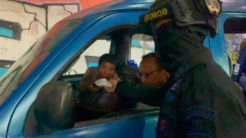 Brimob Polda Metro Jaya Semprot Jalan dan Bagikan Masker Antisipasi Abu Vulkanik Anak Krakatau