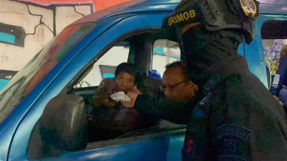 Brimob Polda Metro Jaya Semprot Jalan dan Bagikan Masker Antisipasi Abu Vulkanik Anak Krakatau