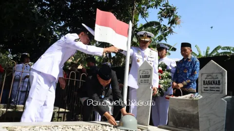 Hormati Jasa Pahlawan, Tri Adhianto dan Abdul Harris Bobihoe Sematkan Helm di Makam Matnuin Hasibuan