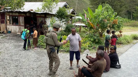 Patroli Humanis Satgas Damai Cartenz Jaga Kamtibmas di Distrik Muara Puncak Jaya Terbaru