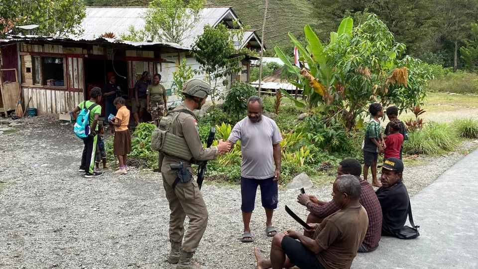 Patroli Humanis Satgas Damai Cartenz Jaga Kamtibmas di Distrik Muara Puncak Jaya Terbaru