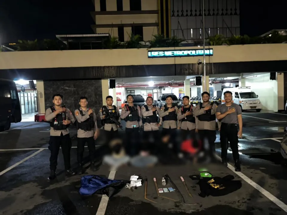 Cegah Kejahatan Jalanan, Tim 3 Perintis Presisi Polres Metro Bekasi Kota Amankan 4 Pemuda Bersenjata Tajam di Jakasampurna
