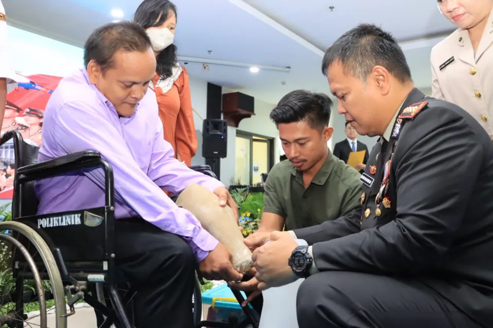 Hari Bhayangkara ke-80, Kapolres Metro Bekasi Kota Serahkan Bantuan Kaki Palsu untuk Warga Disabilitas
