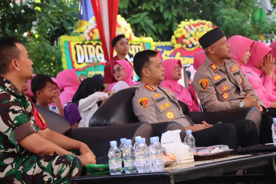 HUT Bhayangkara ke-80, Polsek Bekasi Barat Santuni Anak Yatim, Dihadiri Direktur Siber Polda Metro Jaya