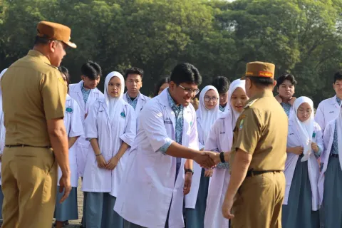 Pemkot Bekasi Raih 4 Penghargaan BKN, Tri Adhianto Lepas 24 Siswa ke Malaysia