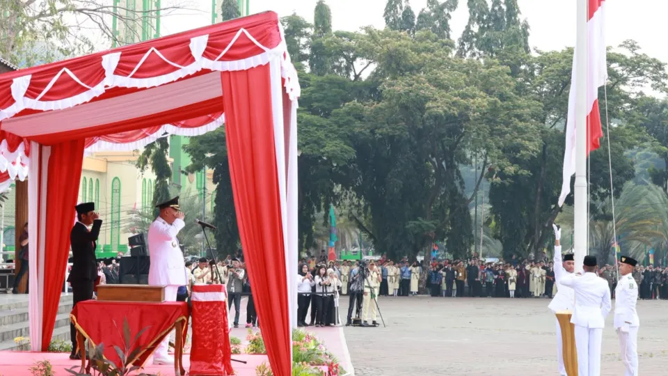 Upacara HUT RI ke-81, Wali Kota Bekasi Tri Adhianto Tekankan Pentingnya Jaga Lingkungan dan Kerukunan
