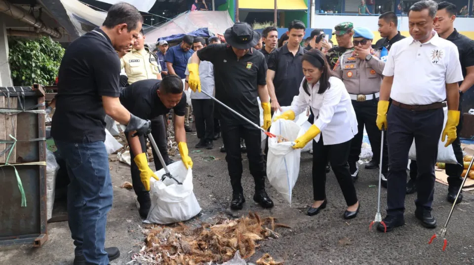 Dukung Program ASRI Presiden Prabowo, Kapolda Metro Jaya dan Menteri Bersihkan Pasar Kramat Jati