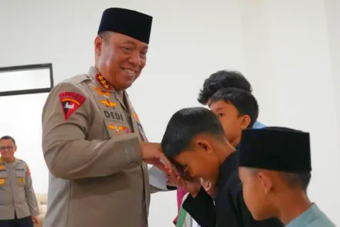 Wakapolri Resmikan Masjid Panggilan Sujud dan Santuni 25 Anak Yatim di Lembang