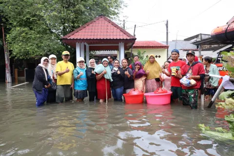Ketua TP PKK Turun ke Aren Jaya, Salurkan Bantuan untuk Warga Banjir Bekasi