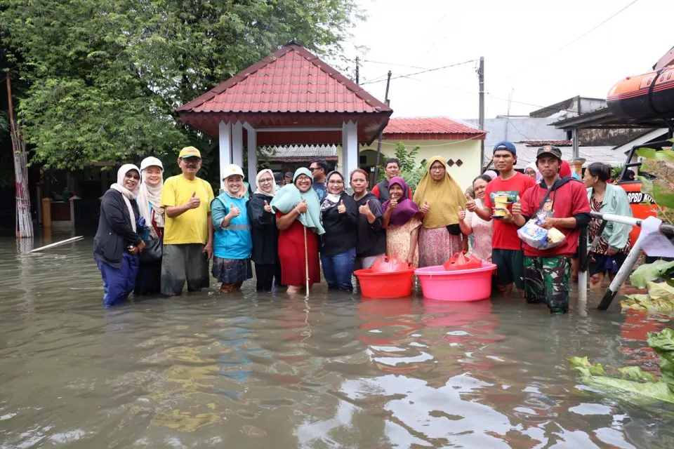Ketua TP PKK Turun ke Aren Jaya, Salurkan Bantuan untuk Warga Banjir Bekasi