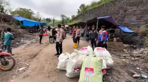Terobos Medan Ekstrem dengan Trail, Kapolres Aceh Tengah Antar Bantuan dan Layanan Kesehatan ke Desa Terisolir