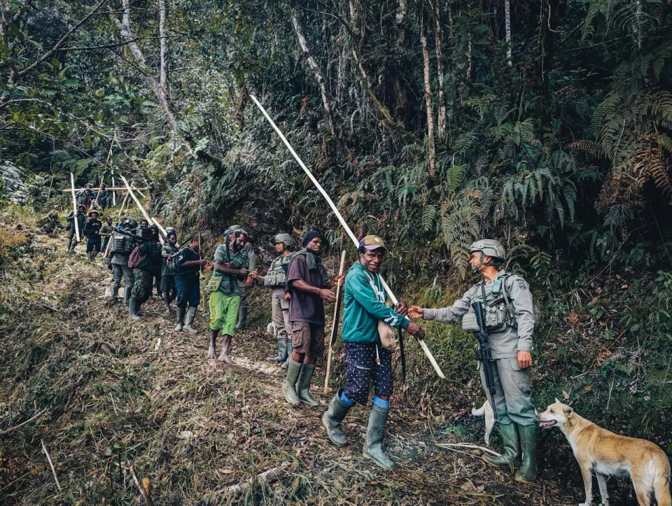 Tak Semua Bisa Mudik: Satgas Damai Cartenz Jaga Kiwirok Papua Saat Lebaran Demi Rasa Aman Warga