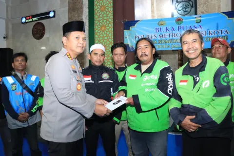 Buka Puasa Bersama Ojol, Polres Metro Bekasi Kota Perkuat Sinergi Jaga Kamtibmas Selama Ramadan