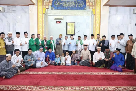 Tarawih Keliling Pemkot Bekasi Diserbu Warga, Wakil Wali Kota Beri Bantuan dan Apresiasi Anak Penghafal Al-Qur’an
