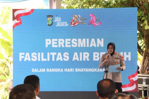 Polwan Polda Metro Jaya Turun Langsung Bantu Warga, Air Bersih dan Sembako Dibagikan di Bojongsari