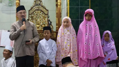 Tarawih Keliling Bekasi, Wawali Harris Bobihoe Bikin Anak-Anak Bahagia di Jatibening