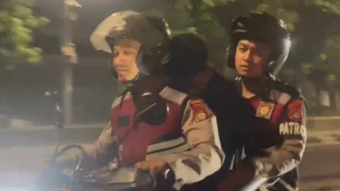 Terbaru Tim Patroli Polda Metro Jaya Amankan 3 Pemuda Diduga Bawa Celurit di Cideng