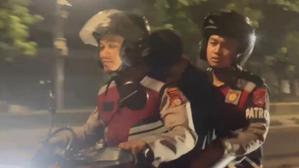 Terbaru Tim Patroli Polda Metro Jaya Amankan 3 Pemuda Diduga Bawa Celurit di Cideng