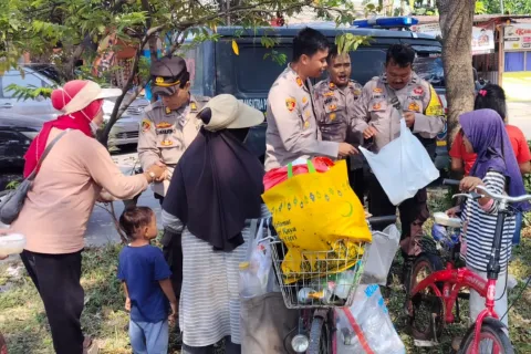 Polsek Medansatria Turun ke Jalan, Bagikan Puluhan Paket Makan untuk Warga Bekasi