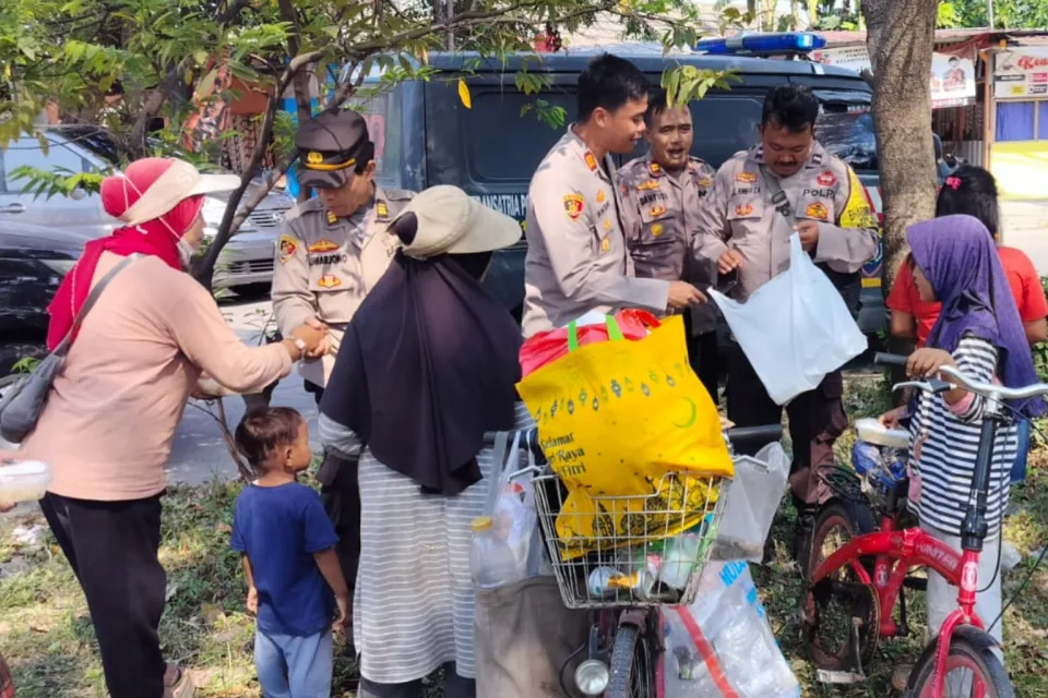 Polsek Medansatria Turun ke Jalan, Bagikan Puluhan Paket Makan untuk Warga Bekasi