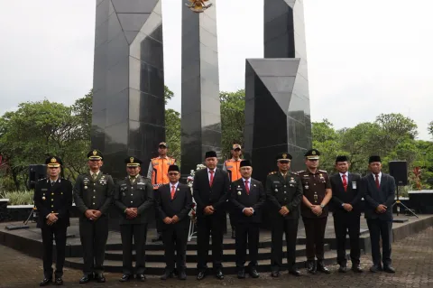 Jelang HUT ke-29, Wali Kota Bekasi Pimpin Ziarah dan Tabur Bunga di TMP Bulan Kapal