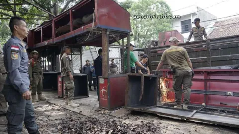 Satpol PP Bandung Perluas Penertiban PKL dan Bangunan Liar, Trotoar Dikembalikan untuk Pejalan Kaki