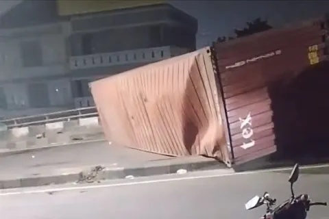Terbaru Truk Kontainer Muatan Limbah Kertas Terguling di Flyover Kelanji