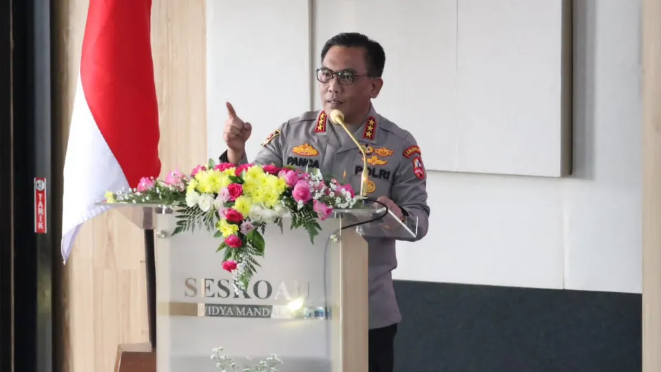 Breaking Pasukan Pelopor BKO Polda NTT Bergerak Tangani Dampak Gempa, Bantu Warga di Lokasi Pengungsian