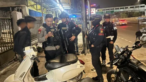 Brimob Polda Metro Jaya Hentikan Pengendara Motor Lawan Arah di Jatinegara
