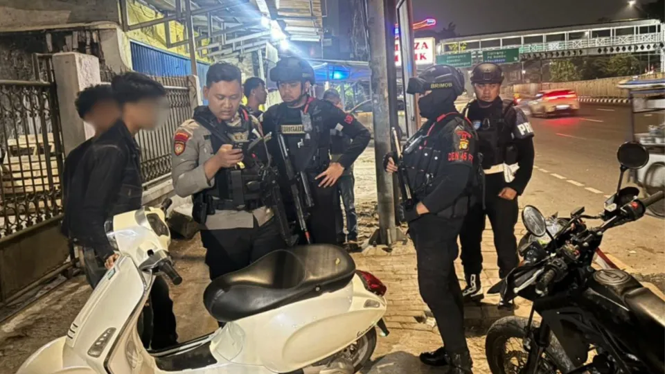 Brimob Polda Metro Jaya Hentikan Pengendara Motor Lawan Arah di Jatinegara