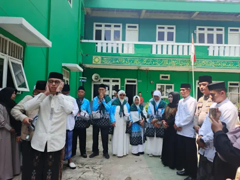 Suasana Haru di Bantargebang, Jamaah Haji KBIHU Najah Resmi Diberangkatkan