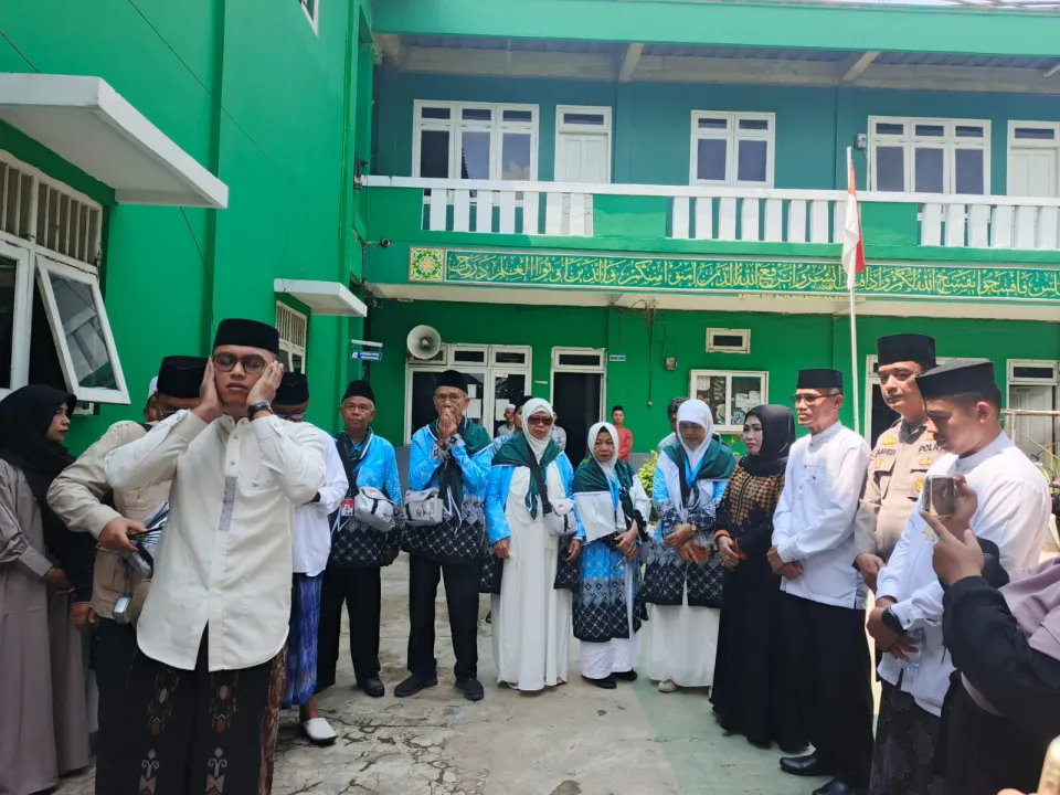 Suasana Haru di Bantargebang, Jamaah Haji KBIHU Najah Resmi Diberangkatkan