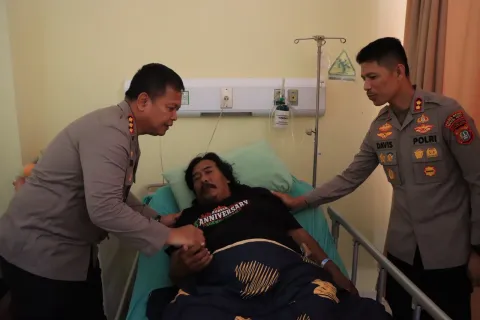 Kapolres Bekasi Kota Jenguk Ketua Ojol Sabuk Kamtibmas yang Dirawat di RSUD, Wujud Nyata Polri Peduli
