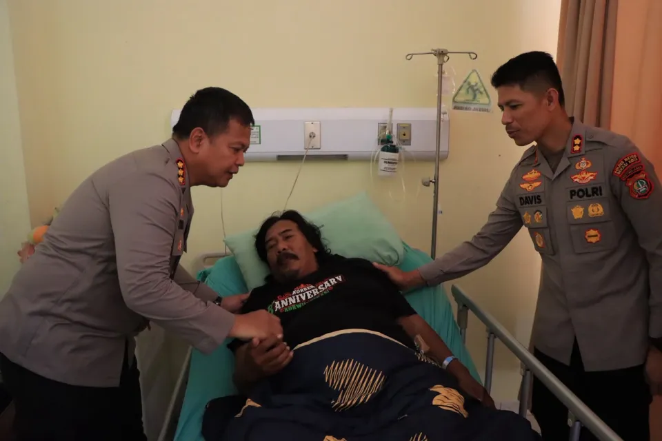 Kapolres Bekasi Kota Jenguk Ketua Ojol Sabuk Kamtibmas yang Dirawat di RSUD, Wujud Nyata Polri Peduli