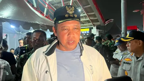 Bekasi Timur Mencekam! Tri Adhianto Tinjau Langsung Lokasi Tabrakan KRL, Evakuasi Korban Masih Berlangsung