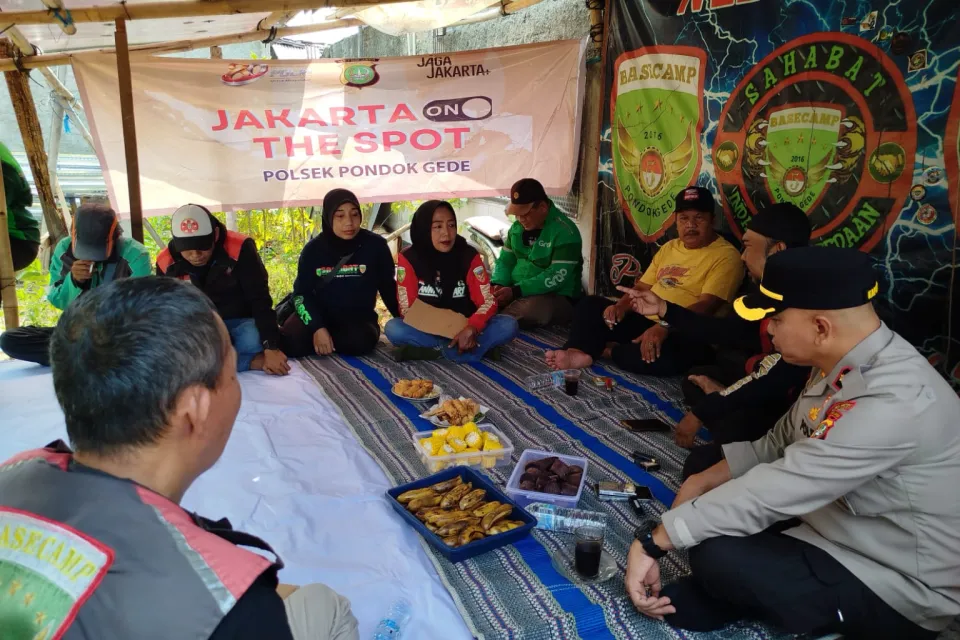 Kapolsek Pondok Gede Sambangi Komunitas Ojol Jatiwaringin, Perkuat Sinergi Kamtibmas di Bekasi