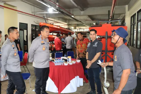 Banjir Bawa Satwa Liar ke Permukiman, Polres Metro Bekasi Kota Latih Personel Hadapi Ular hingga Buaya