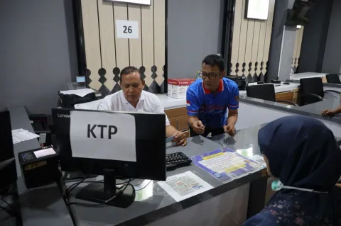 Cicipi Cetak KTP Sendiri, Tri Adhianto Pastikan Pelayanan Ekstra MPP Bekasi Hadir Nyata untuk Warga