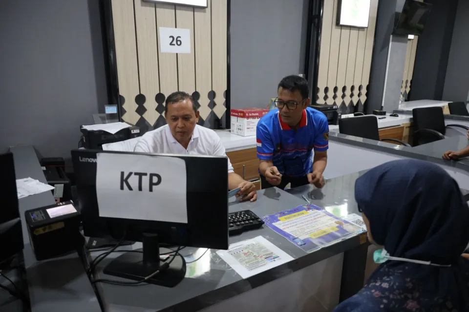 Cicipi Cetak KTP Sendiri, Tri Adhianto Pastikan Pelayanan Ekstra MPP Bekasi Hadir Nyata untuk Warga