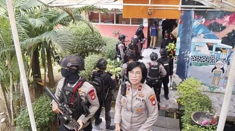 Hari Pertama Sekolah Diwarnai Ancaman Bom, Polisi Evakuasi Siswa dan Guru di SDN Jaksel 