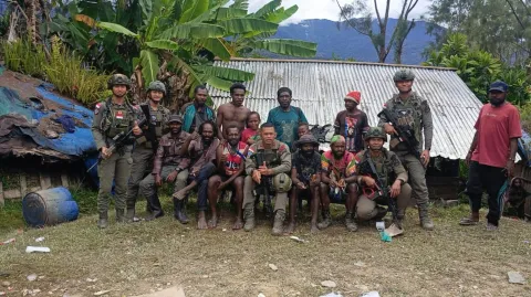 Patroli Humanis Satgas Ops Damai Cartenz di Intan Jaya, Duduk Bersama Warga Sugapa