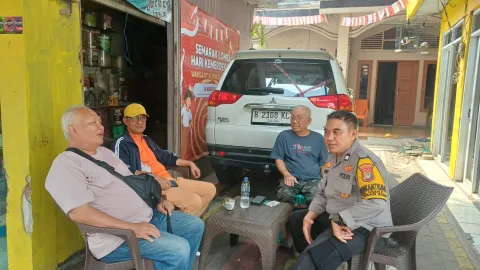 Terbaru Bhabinkamtibmas Kranji Sambangi Warga, Perkuat Sinergi Jaga Kamtibmas