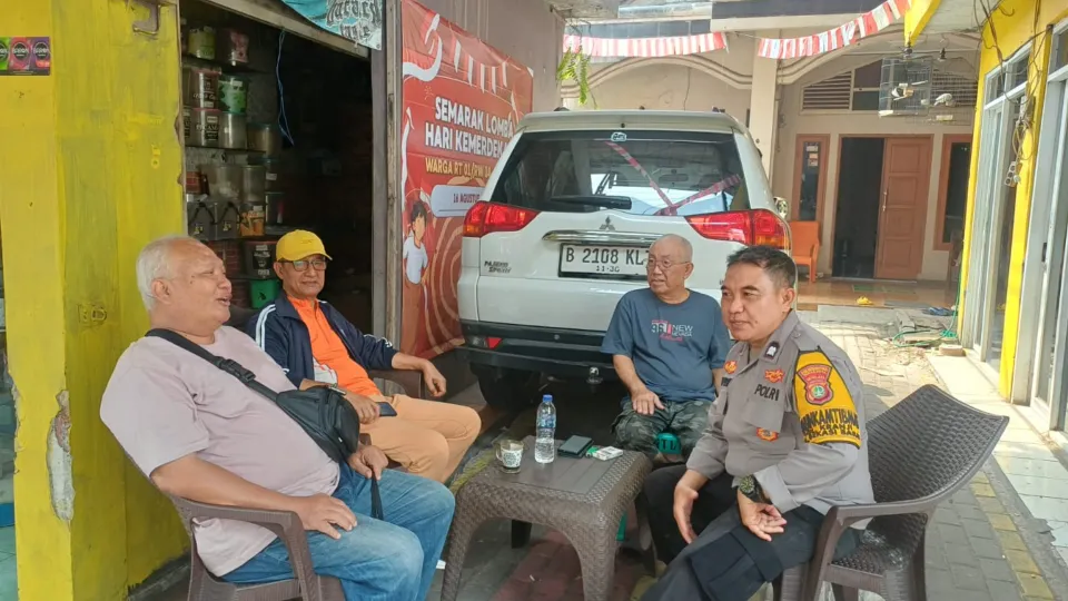Terbaru Bhabinkamtibmas Kranji Sambangi Warga, Perkuat Sinergi Jaga Kamtibmas